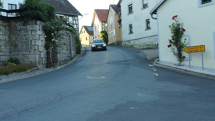 Die Ortsdurchfahrt in Hohnhausen ist verwinkelt, eng, und die Straße marode: Jetzt geht das Bauamt des Landkreises daran, die Kreisstraße herzurichten. Ob die Hohnhäuser nun eine schlichte oder eine "Luxusversion" für die Randbereiche möchten, das entscheiden sie selbst. Foto: Brigitte Krause
