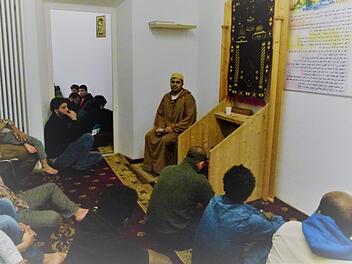 Dichtgedrängt hocken die Männer in der arabischen "Moschee" in derGönnerstraße und lauschen  Imam Abdulasalam Houmad. Fotos: Marion Krüger-Hundrup