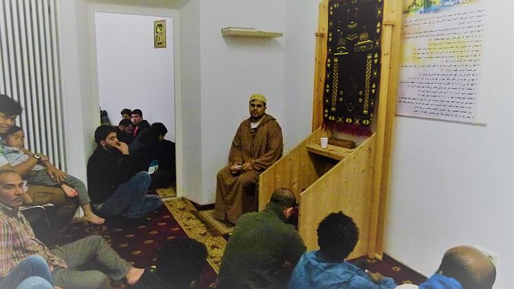 Dichtgedrängt hocken die Männer in der arabischen "Moschee" in derGönnerstraße und lauschen  Imam Abdulasalam Houmad. Fotos: Marion Krüger-Hundrup