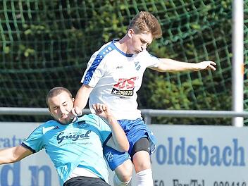 Die Spvgg Hausen gewann das wichtige Heimspiel gegen die SpVgg Effeltrich mit 4:1. Hausens Moritz Kupfer (rechts, in unserem Bild gegen Ebermannstadts Lukas Hiltl) gelang der erste Treffer. Foto: Picturedreams