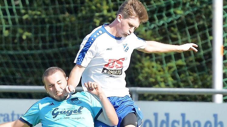 Die Spvgg Hausen gewann das wichtige Heimspiel gegen die SpVgg Effeltrich mit 4:1. Hausens Moritz Kupfer (rechts, in unserem Bild gegen Ebermannstadts Lukas Hiltl) gelang der erste Treffer. Foto: Picturedreams