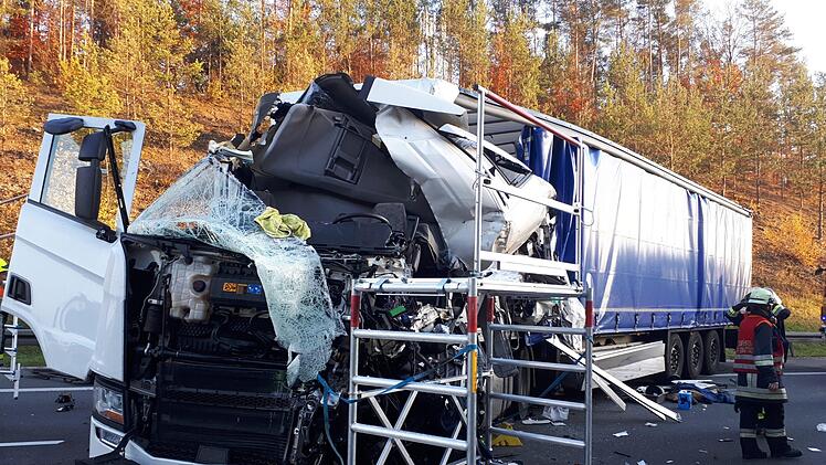 Auf der A9 hat sich am Montagnachmittag (5. November 2018) ein schwerer Lkw-Unfall ereignet.  Foto: News5