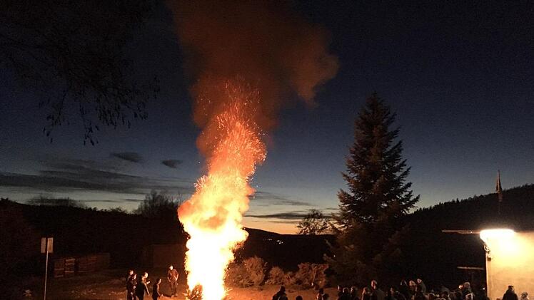 Die Feuerwehr Rupboden hatte die Christbaumverbrennung übernommen. Die Jugendfeuerwehr hatte zuvor die ausgedienten Christbäume eingesammelt. Foto: Matthias Zink