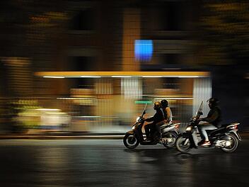 Waghalsiger Fluchtversuch in N&uuml;rnberg: Rollerfahrer auf der Gegenfahrbahn unterwegs