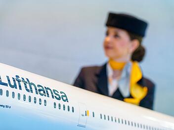 Lufthansa-Flugbegleiterin