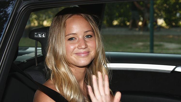 Pausbäckig grüßt Jennifer Lawrence 2008 aus einem Auto in Venedig. Dort stellte sie ihren Film "Auf brennender Erde" vor.