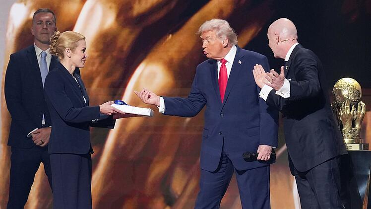 Her mit der Medaille: Donald Trump ist kein Freund falscher  Zurückhaltung.
