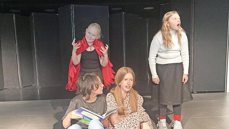 Die Theatergruppe spielt verschiedene M&auml;rchenfiguren, die mit den ihnen zugedachten Rollen unzufrieden sind.