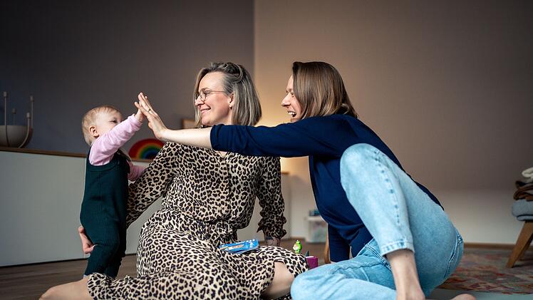 Lara (links) und Jasmin (rechts) sind verheiratet und sind vor kurzem Eltern geworden. Jasmin wird jedoch vom deutschen Recht nicht automatisch als zweite Mutter anerkannt.