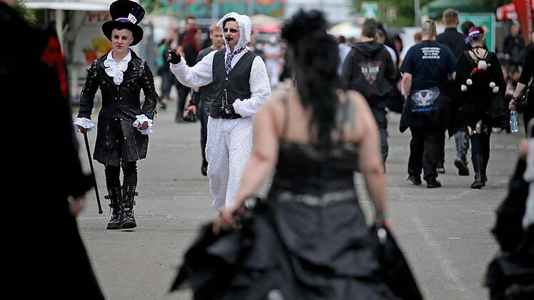 In knappen Outfits, opulenten Kleidern und kreativen Verkleidungen präsentieren sich die Teilnehmer des Wave-Gotik-Treffens in Leipzig. Foto: dpa