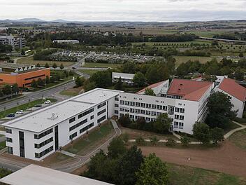 Der Gebäudekomplex des Landratsamtes umfass jetzt 4,65 Hektar Fläche. Im Vordergrund der in weiß gehaltene Erweiterungsbau, in dem sich jetzt die gemeinsame Zulassungsstelle für Stadt und Landkreis befindet. Foto: Landratsamt