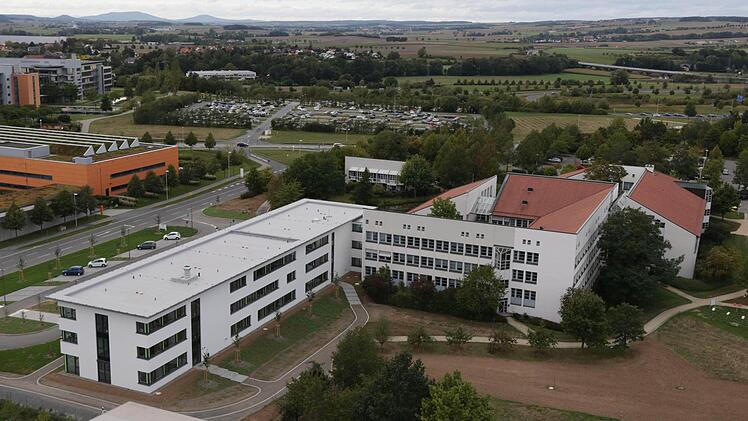 Der Gebäudekomplex des Landratsamtes umfass jetzt 4,65 Hektar Fläche. Im Vordergrund der in weiß gehaltene Erweiterungsbau, in dem sich jetzt die gemeinsame Zulassungsstelle für Stadt und Landkreis befindet. Foto: Landratsamt