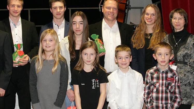 Die geehrten Karateka der DJK SC Neueses: Lea Kraus, Elina Förstel, Lena Gebhard, Moritz Mayr, Christian Mayr, Phillip Bäslack, Nadine Schauer, Rene Lehmann, Christine Lehmann und Yannik Lehmann. Foto: Sylvia Hubele