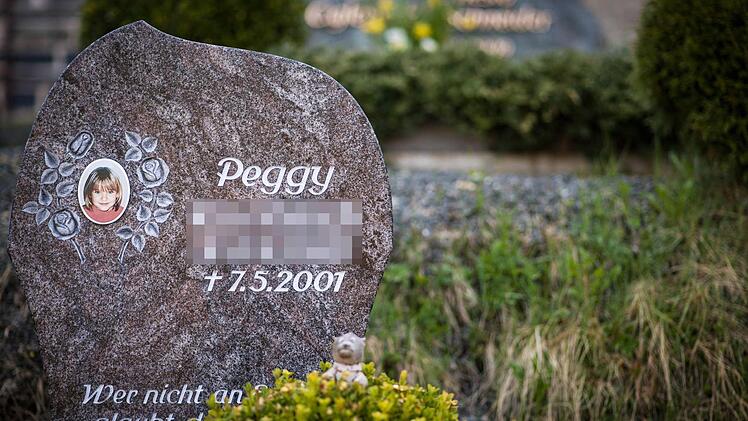 Ein Gedenkstein mit dem Porträt des Mädchens Peggy auf dem Friedhof in Nordhalben (Bayern), aufgenommen am 25.04.2013. Archivfoto: David Ebener/dpa
