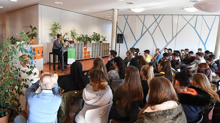 Während der Lesung war es in der Aula ganz still. Foto: Ronald Rinklef