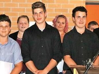 Es ist geschafft: Alle Schüler der Mittelschule in Stadtsteinach haben den qualifizierenden mittleren Bildungsabschluss bestanden. Jahrgangsbeste sind - flankiert von Schulverbandsvorsitzendem Roland Wolfrum (links) sowie (von rechts) Rektor Michael Pfitzner und Klassleiter Michel Lowak - David Buß, Moritz Hoderlein und Marco Seuss (vorne, von links). Foto: Klaus Klaschka