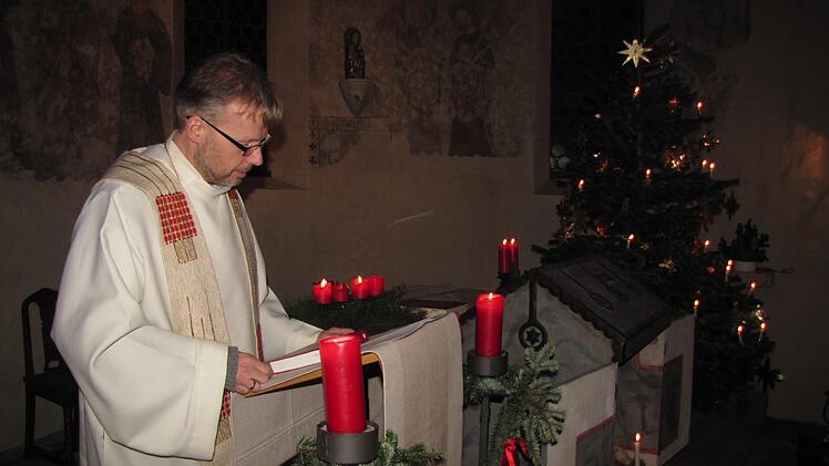 Pfarrer Hans-Jürgen Pöschl beim Weihnachtsgottesdienst in der stimmungsvoll illuminierten St.-Nikolaus-Kapelle am Rosengarten.Martin Koch