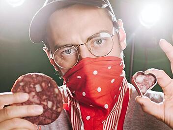 Jonas Ochs von "Bambägga" beim Dreh für das Musikvideo zu "Herz aus Pressack" Foto: Hendrik Steffens