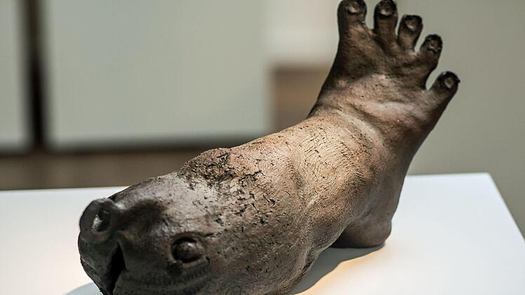 Impressionen aus der neuen Sonder-Präsentation "Lehm & Lehm Lassen" im Glasmuseum Rosenau: PEter Kobbe "Fuß"Foto: Jochen Berger