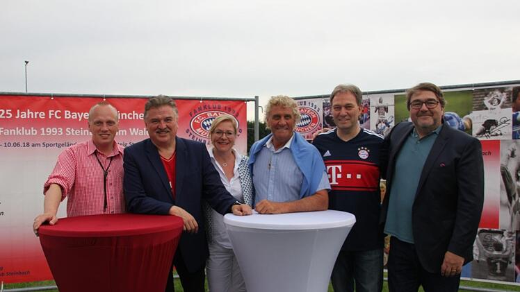 Her posiert Pfaff mit der politischen und unternehmerischen Prominenz der Region. Foto: Veronika Schadeck
