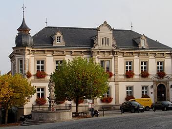 Blick auf das schöne Rathaus in Eltmann. In der Architektur sieht man "Atlas" oft als Träger des Himmels oder des Globus, in Eltmann trägt er das Amtszimmer des Bürgermeisters auf seinen Schultern.