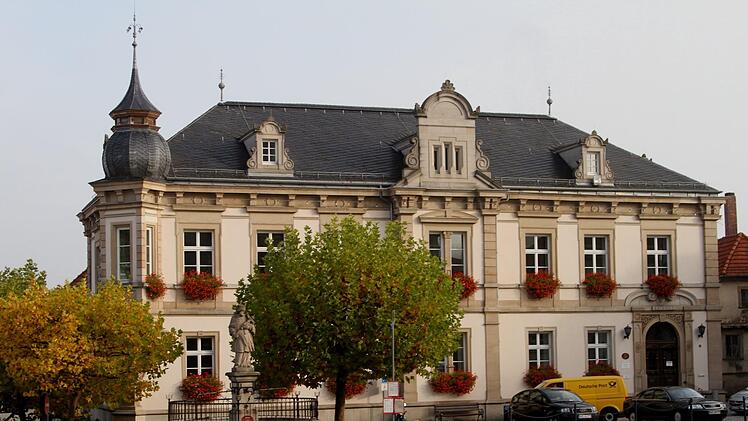 Blick auf das schöne Rathaus in Eltmann. In der Architektur sieht man "Atlas" oft als Träger des Himmels oder des Globus, in Eltmann trägt er das Amtszimmer des Bürgermeisters auf seinen Schultern.