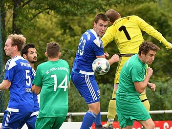 Wer wei&szlig; hier eigentlich, wo der Ball gerade ist? Gerade in der Schlussphase herrschte in den Strafr&auml;umen - hier im Ebinger nach einem Arnsteiner Eckball - Hochbetrieb, Hektik und zu einem gewissen Grad auch Verwirrung.  Foto: Gunther Czepera