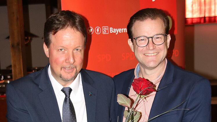 Thomas Menz (links) wurde in einer Kreis-Mitgliederversammlung der SPD  einstimmig zum Landrats-Kandidaten gewählt. Der Kreisvorsitzende Norbert  Schaub überreichte ihm eine rote Rose.  Dieter Britz