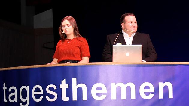 Höhepunkt des Abends: Die Adelsdorfer Tagesthemen mit Theresa Wozelka und Johannes Ort. Fotos: Johanna Blum