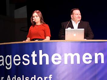 Höhepunkt des Abends: Die Adelsdorfer Tagesthemen mit Theresa Wozelka und Johannes Ort. Fotos: Johanna Blum