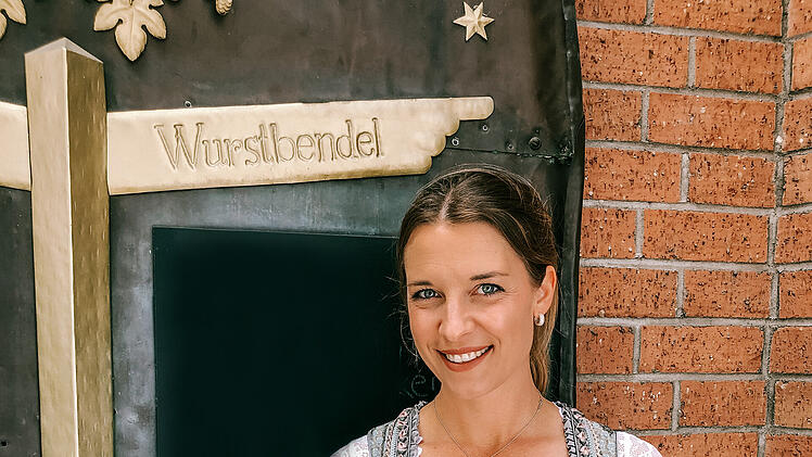 Jennifer Zeller mit einer Brizza "Münchner" in der Hand.