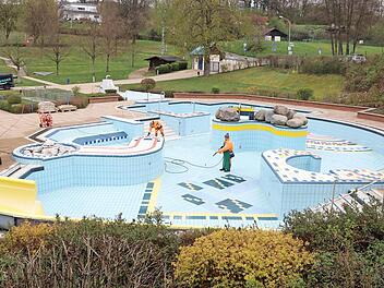 Patrick Kalb (links) und Jürgen Härtel (rechts) reinigen das Erlebnisbecken.