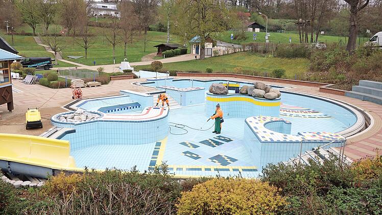 Patrick Kalb (links) und Jürgen Härtel (rechts) reinigen das Erlebnisbecken.