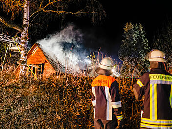 Bewohner wird von Hund geweckt und kann sich vor den Flammen retten: Holzhaus brennt völlig aus