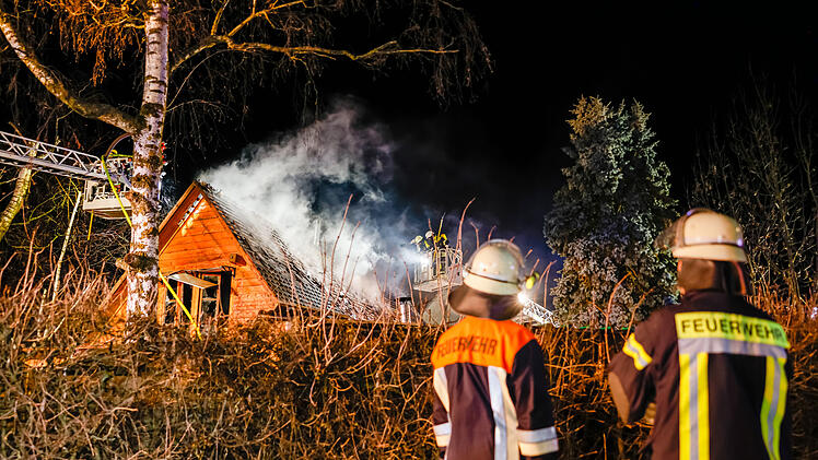 Bewohner wird von Hund geweckt und kann sich vor den Flammen retten: Holzhaus brennt völlig aus