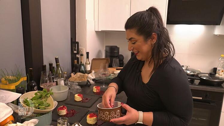 Mit dem Cheesecake steigt Zeyneps Erleichterung, den Abend gut rumgebracht zu haben.