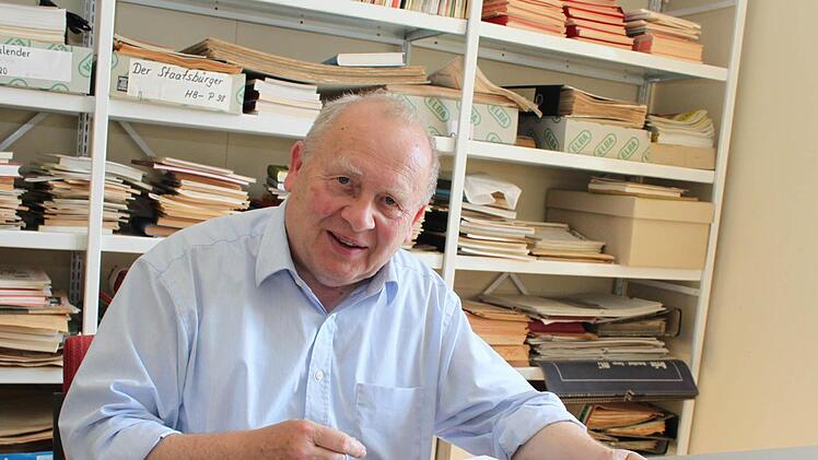 Stadtarchivar Klaus Dieter Guhling bl&auml;ttert in seinem Archivtagebuch, das er seit nunmehr 25 Jahren f&uuml;hrt.  Foto: Thomas Malz