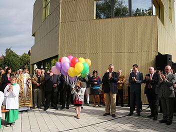 Neue Mitte: Ein Blickfang in Litzendorfs Ortszentrum ist die Bücherei (hier eine Foto von der Einweihung im Herbst).  Foto: Werner Baier