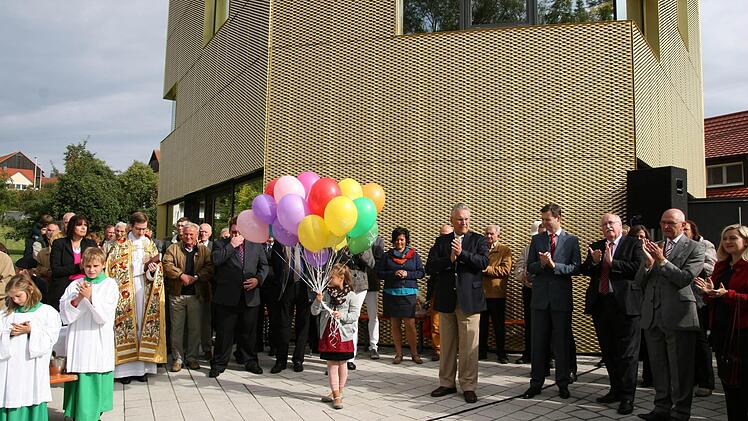 Neue Mitte: Ein Blickfang in Litzendorfs Ortszentrum ist die Bücherei (hier eine Foto von der Einweihung im Herbst).  Foto: Werner Baier