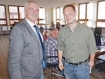 Wartmannsroths Bürgermeister Jürgen Karle (links) begrüßte den neuen Forstrevierleiter Tobias Wallrapp (rechts). Foto: Gerd Schaar
