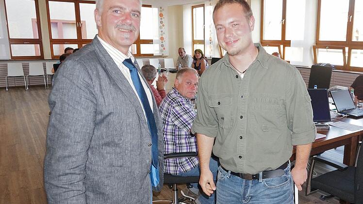 Wartmannsroths Bürgermeister Jürgen Karle (links) begrüßte den neuen Forstrevierleiter Tobias Wallrapp (rechts). Foto: Gerd Schaar