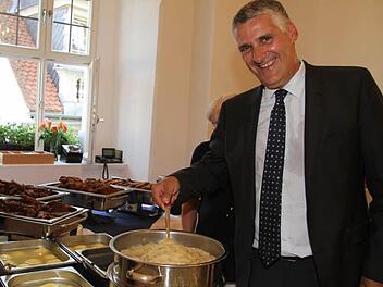 Der neue Ruster Bürgermeister Gerold Stagl (SPÖ) genießt bei seinem ersten offiziellen Besuch nach Amtsantritt Kulmbacher Klöße und Schäufele. Neu sind die Genüsse für Stagl nicht, denn er war schon als Vizebürgermeister mehrere Male in Kulmbach. Foto: Sonja Adam