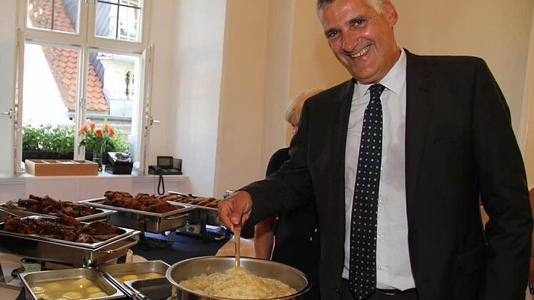 Der neue Ruster Bürgermeister Gerold Stagl (SPÖ) genießt bei seinem ersten offiziellen Besuch nach Amtsantritt Kulmbacher Klöße und Schäufele. Neu sind die Genüsse für Stagl nicht, denn er war schon als Vizebürgermeister mehrere Male in Kulmbach. Foto: Sonja Adam