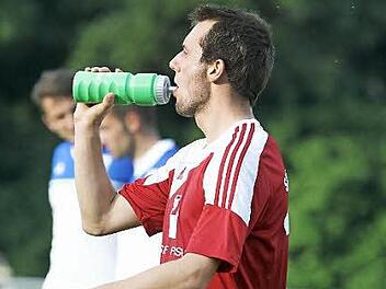 Der Memmelsdorfer Daniel Krüger nimmt im Spiel gegen Jahn Forchheim einen Schluck aus der Flasche. Auch heute in Weiden werden angesichts der Hitze Erfrischungen gerne angenommen. Foto: sportpress