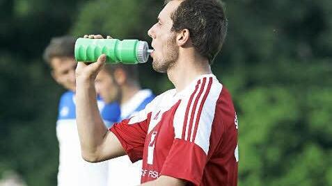 Der Memmelsdorfer Daniel Krüger nimmt im Spiel gegen Jahn Forchheim einen Schluck aus der Flasche. Auch heute in Weiden werden angesichts der Hitze Erfrischungen gerne angenommen. Foto: sportpress