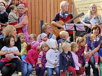 Einen "Qualitätsbonus plus" in Höhe von 53,69 Euro pro Kind und Jahr zahlt der Freistaat für die Kita-Kinder, wenn die Gemeinden einen Beitrag in derselben Höhe leisten. Der Marktgemeinderat stellte in seiner jüngsten Sitzung einen entsprechenden Antrag. Unser Bild entstand bei der Eröffnungsfeier der Kita in Poppenlauer im Sommer vergangenen Jahres.   Foto: Dieter Britz