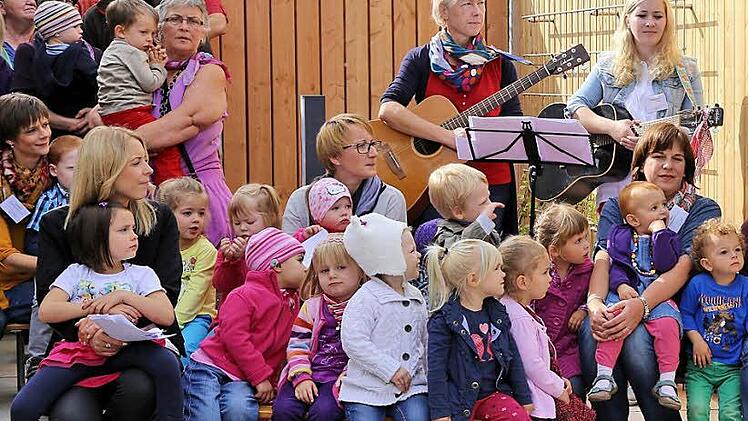 Einen "Qualitätsbonus plus" in Höhe von 53,69 Euro pro Kind und Jahr zahlt der Freistaat für die Kita-Kinder, wenn die Gemeinden einen Beitrag in derselben Höhe leisten. Der Marktgemeinderat stellte in seiner jüngsten Sitzung einen entsprechenden Antrag. Unser Bild entstand bei der Eröffnungsfeier der Kita in Poppenlauer im Sommer vergangenen Jahres.   Foto: Dieter Britz