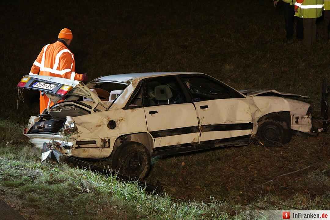 Auto ueberschlaegt sich auf der A3 mehrfach - Fahrer stirbt am Unfallort