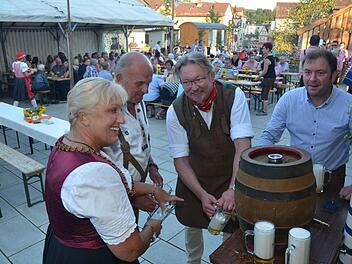 Beim Bieranstich (von links): Anita Swidurk, Günther Schubert, Bürgermeister Hans Pietz, Dritter Bürgermeister Klaus Dressel. Foto: Karl-Heinz Hofmann