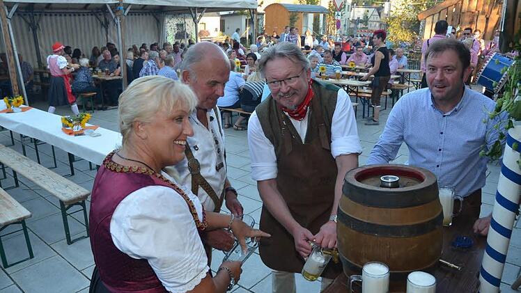 Beim Bieranstich (von links): Anita Swidurk, Günther Schubert, Bürgermeister Hans Pietz, Dritter Bürgermeister Klaus Dressel. Foto: Karl-Heinz Hofmann